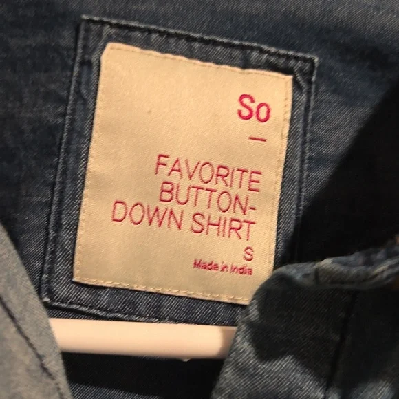 SO blue light denim button down top. Size small. - Picture 4 of 6